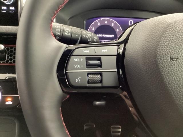 �X�e�A�����O���葤�̓I�[�f�B�I�֘A�̑���X�C�b�`�ł��B��������炷���ƂȂ��^�]�ɏW���ł��܂�