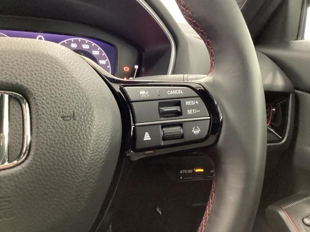 �X�e�A�����O�E�葤�Ɉ��S�^�]�x���@�\�̃z���_�Z���V���O���R���g���[������X�C�b�`�A���葤�ɃI�[�f�B�I�֘A�̃R���g���[���X�C�b�`��z�u�A��������炷���ƂȂ��^�]�ɏW���ł��܂�