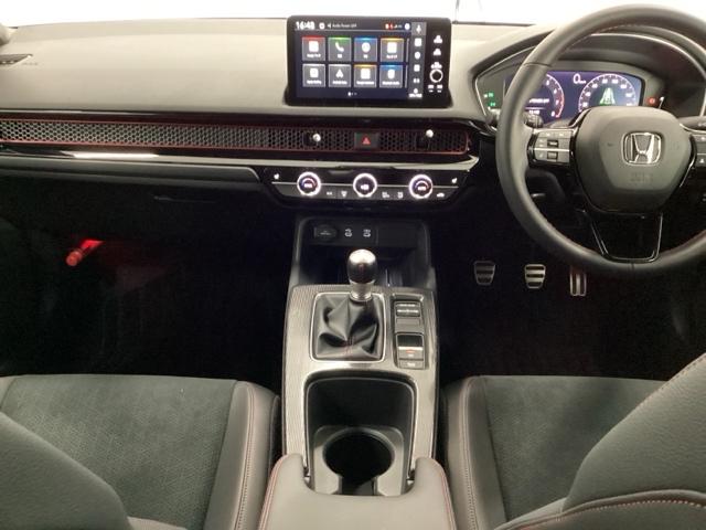 �h���C�o�[�𒆐S�Ɏ��R�Ɏ肪�͂��ʒu�ɂl�s�V�t�g���o�[��G�A�R���A�l�X�ȑ���X�C�b�`�Ȃǂ�z�u�A���쐫�ɗD��Ă��܂�