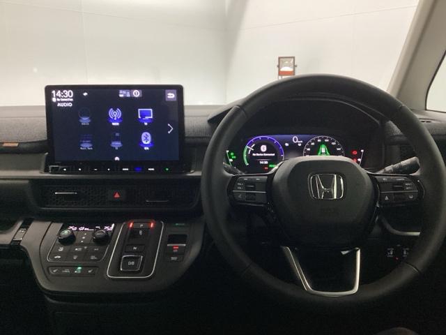 �z���_�����������[�i�r���ڂȂ̂ŁA�����ւ̃h���C�u�����C���������I�X�e�A�����O���葤�ɃI�[�f�B�I�֘A�̃R���g���[���X�C�b�`��z�u���Ă��܂��B���쎞�͎�������炷���ƂȂ��^�]�ɏW���ł��܂�