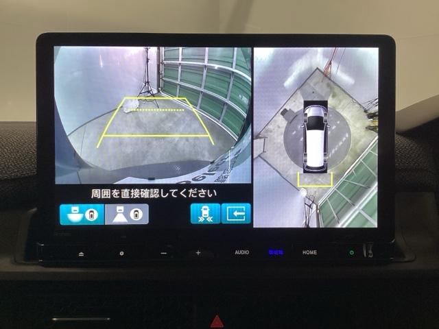 �}���`�r���[�J�����𓋍ڂł��̂ŁA�܂�Ō����낵�f���̂悤�Ɏԗ��̎��͂��m�F�ł��܂��B