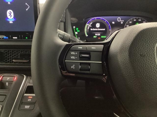 �X�e�A�����O���葤�̓I�[�f�B�I�֘A�̑���X�C�b�`�ł��B��������炷���ƂȂ��^�]�ɏW���ł��܂�