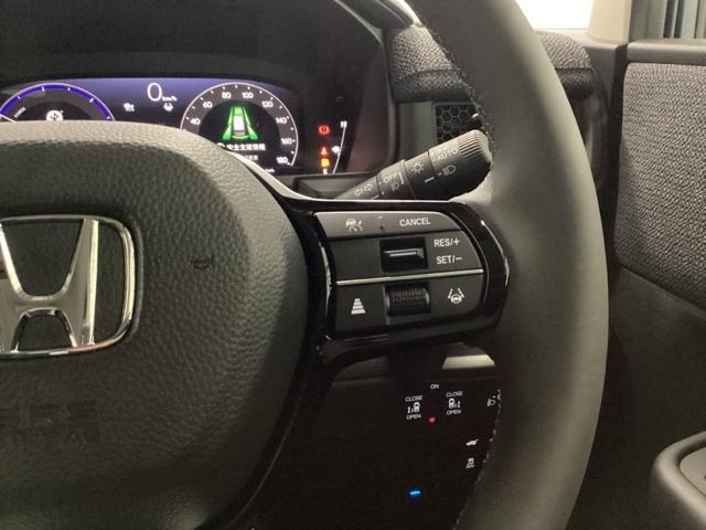 �X�e�A�����O�E�葤�Ɉ��S�^�]�x���@�\�̃z���_�Z���V���O���R���g���[������X�C�b�`�A���葤�ɃI�[�f�B�I�֘A�̃R���g���[���X�C�b�`��z�u�A��������炷���ƂȂ��^�]�ɏW���ł��܂�