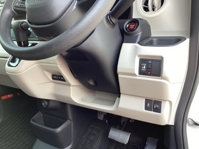 ベースグレード　試乗車　メモリーナビ　ＥＴＣ　リアカメラ　Ｂｌｕｅｔｏｏｔｈ音楽　オートブレーキ　車線維持支援システム　パーキングセンサー　アダクティブクルーズコントロール　ＤＶＤ再生　ＵＳＢ入力　Ｗエアバッグ（画像15）