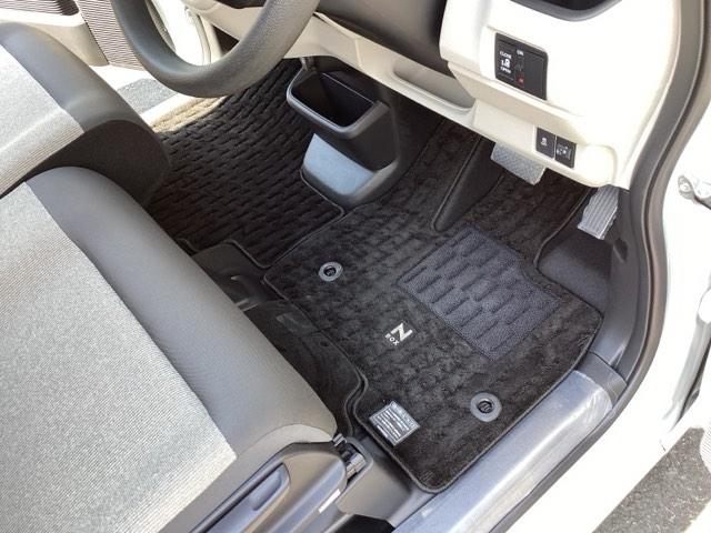 ベースグレード　試乗車　メモリーナビ　ＥＴＣ　リアカメラ　Ｂｌｕｅｔｏｏｔｈ音楽　オートブレーキ　車線維持支援システム　パーキングセンサー　アダクティブクルーズコントロール　ＤＶＤ再生　ＵＳＢ入力　Ｗエアバッグ（画像37）