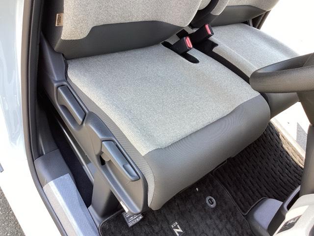 ベースグレード　試乗車　メモリーナビ　ＥＴＣ　リアカメラ　Ｂｌｕｅｔｏｏｔｈ音楽　オートブレーキ　車線維持支援システム　パーキングセンサー　アダクティブクルーズコントロール　ＤＶＤ再生　ＵＳＢ入力　Ｗエアバッグ（画像39）