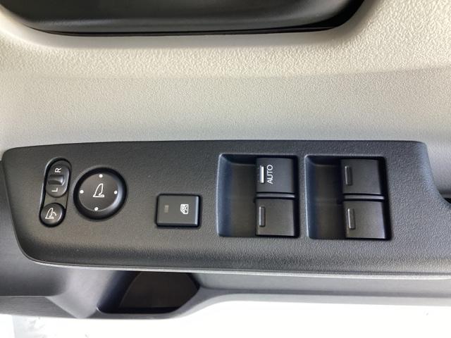 ｅ：Ｇ　試乗車／急速充電ポート／ＥＴＣ／ディスプレイオーディオ／バックモニター／ホンダセンシング　Ｂｌｕｅｔｏｏｔｈ　アダプティブクルーズコントロール　バックカメラ　ＬＥＤヘッドライト　パーキングセンサー（画像22）
