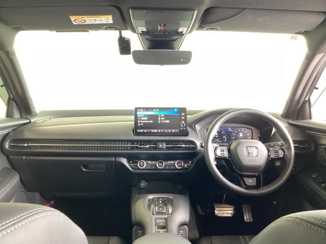 ｅ：ＨＥＶＺ特別仕様車ブラックスタイル　ＢＯＳＥプレミアムサウンドシステム／試乗車／ＥＴＣ／純正ナビ／バックモニター／ホンダセンシング／全周囲カメラ　衝突軽減装置　電動テールゲート　前後障害物センサー　レーダークルーズコントロール　Ｐシート（画像2）