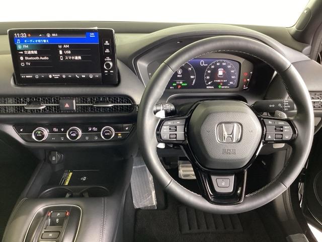 ｅ：ＨＥＶＺ特別仕様車ブラックスタイル　ＢＯＳＥプレミアムサウンドシステム／試乗車／ＥＴＣ／純正ナビ／バックモニター／ホンダセンシング／全周囲カメラ　衝突軽減装置　電動テールゲート　前後障害物センサー　レーダークルーズコントロール　Ｐシート（画像3）