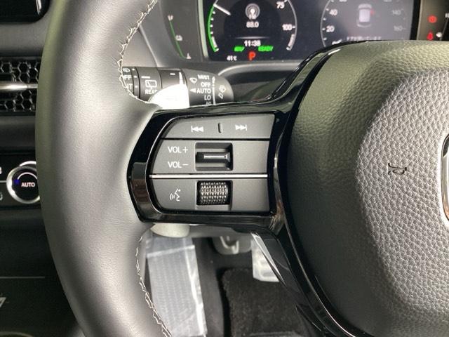 ｅ：ＨＥＶＺ特別仕様車ブラックスタイル　ＢＯＳＥプレミアムサウンドシステム／試乗車／ＥＴＣ／純正ナビ／バックモニター／ホンダセンシング／全周囲カメラ　衝突軽減装置　電動テールゲート　前後障害物センサー　レーダークルーズコントロール　Ｐシート（画像26）