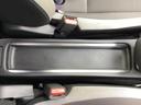 フロントシートの真ん中に、気軽に使えるトレーがあります。助手席/運転席どちらでも使えます。