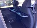 前席背面には格納式のテーブルを装備。カップホルダー付き。