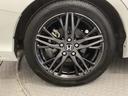 純正アルミホイールです。足元が引き立つので、車全体のイメージがアップしますよ！