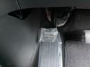 パーキングブレーキはフット式なので運転席と助手席の間はすっきり、移動も楽々です。さっと手が届く位置にＡＴセレクトレバーやエアコンスイッチなどがあり操作性に優れています