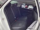 広々リアシートです。不要なときは収納しておけますよ。ラゲッジルームも広がります。