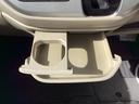 運転席／助手席どちらでも使えるカップホルダー、下に最大３キロまで載せることができる引き出し式のトレーがあります