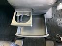 運転席/助手席どちらでも使えるカップホルダーと引き出し式トレーです。