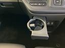 運転席／助手席どちらでも使えるカップホルダーです。