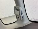 【サイドビューサポートミラー】停車時や発進時、対向車とのすれ違いや路肩に寄せるときなど、車両左側前方を確認するときに役立ちます。