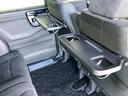 折りたたみ式のシートバックテーブルは限られた空間を有効活用。車内の家族時間をもっと快適に。休憩時のちょっとした小物置に使える、前席背面の格納式テーブルが付いています。