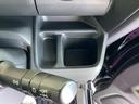 【収納】ステアリング前にグローボックスがついており、助手席まで手を伸ばさずに収納ができます。大容量設計になっているので使い勝手もよいです