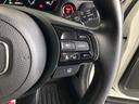 ステアリング右手側に安全運転支援機能のホンダセンシングをコントロールするスイッチ、左手側にオーディオ関連のコントロールスイッチを配置、視線を逸らすことなく運転に集中できます