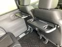 折りたたみ式のシートバックテーブルは限られた空間を有効活用。車内の家族時間をもっと快適に。休憩時のちょっとした小物置に使える、前席背面の格納式テーブルが付いています。
