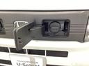 急速充電は車内のボタンを操作して開け、あとは充電コネクターを差すだけで充電開始します。簡単な充電操作と、フタの開け方を変えることで差し間違いを防げる安心感。