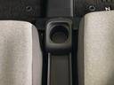 運転席／助手席どちらでも使えるカップホルダーです。