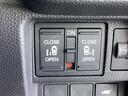 【両側パワースライドドア】です。リモコンや運転席のスイッチ操作で楽々自動開閉。