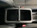 【センターコンソールボックス】運転席からも助手席からも使える小物などの収納に便利なＢＯＸです。