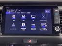 HondaCONNECT対応の便利なナビディスプレー。お持ちのスマートフォンと連携して、ナビやBluetoothでの音楽再生が可能です。デザインはもちろん、操作性も良好です。