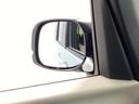 【サイドアンダーミラー】助手席側ドアミラーの下部についております。停車時・発進時などに車両左側の死角になった部分を確認するときに役立ちます。