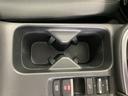 運転席からも助手席からも自由に使えるドリンクホルダー付。
