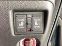 電動スライドドアの操作部分です。リアドアは左右ともに電動スライドドアになっています