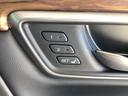 【ドライビングポジションシステム】運転席のシートの位置を電動で調節し、登録・呼び出しができます。