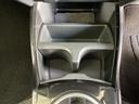 運転席／助手席どちらでも使えるカップホルダーです。