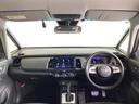 運転席は、大きな座面と包み込むような背もたれがドライバーの身体全体をしっかり支えます。上質なシート素材と座り心地のよいクッションを採用し、長時間の運転やコーナーの多い道も快適です