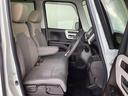 フロントシートはベンチシートです。ベンチシ―トは運転席と助手席の移動もスムーズ。狭い駐車場での乗り降りに便利です。