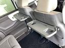 折りたたみ式のシートバックテーブルは限られた空間を有効活用。車内の家族時間をもっと快適に。休憩時のちょっとした小物置に使える、前席背面の格納式テーブルが付いています。
