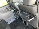 折りたたみ式のシートバックテーブルは限られた空間を有効活用。車内の家族時間をもっと快適に。休憩時のちょっとした小物置に使える、前席背面の格納式テーブルが付いています。