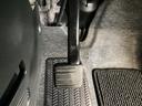 パーキングブレーキはフット式なので運転席と助手席の間はすっきり、移動も楽々です。さっと手が届く位置にＡＴセレクトレバーやエアコンスイッチなどがあり操作性に優れています