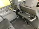 折りたたみ式のシートバックテーブルは限られた空間を有効活用。車内の家族時間をもっと快適に。休憩時のちょっとした小物置に使える、前席背面の格納式テーブルが付いています。