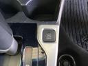 【アイドリングストップ】信号待ちや渋滞などで車が停車した際に、エンジンを自動的に停止させる機能です。これにより燃料消費や排出ガス、騒音を抑えることができます。