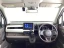 運転席は、大きな座面と包み込むような背もたれがドライバーの身体全体をしっかり支えます。上質なシート素材と座り心地のよいクッションを採用し、長時間の運転やコーナーの多い道も快適です