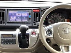 ステアリングホイール左側のオーディオリモートコントロールスイッチで、手元でオーディオを操作できるので便利です。 3