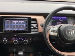 ステアリングホイール左側のオーディオリモートコントロールスイッチで、手元でオーディオを操作できるので便利です。 3