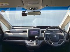 ハーフシェイドフロントウィンドウ【Ｆガラス上端の青色透かし】を装備しています。広いフロントガラスで視界を確保しつつ眩しさを抑えます。有と無しでは大違いです。 2