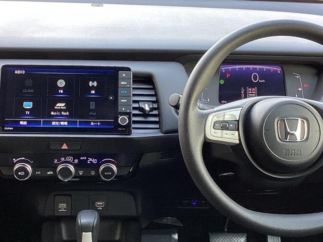 フィット ホーム　純正メモリーナビＬＥＤライト　助手席エアバッグ　ワンオーナー車　踏み間違い防止　ＥＴＣ車載器　地デジ　ＤＶＤ　Ｂカメラ　サイドエアバック　禁煙車　スマートキー　パワーウインドウ　盗難防止装置　クルコン（3枚目）