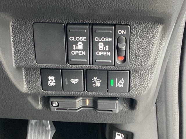 フリード＋ クロスター　純正メモリーナビＬＥＤライト　キーレス　横滑り防止　禁煙車　両側電動ドア　フルセグＴＶ　ＵＳＢ　Ｒカメ　カーテンエアバック　ドラレコ　オートクルーズコントロール　アイドリングストップ　イモビライザー（14枚目）